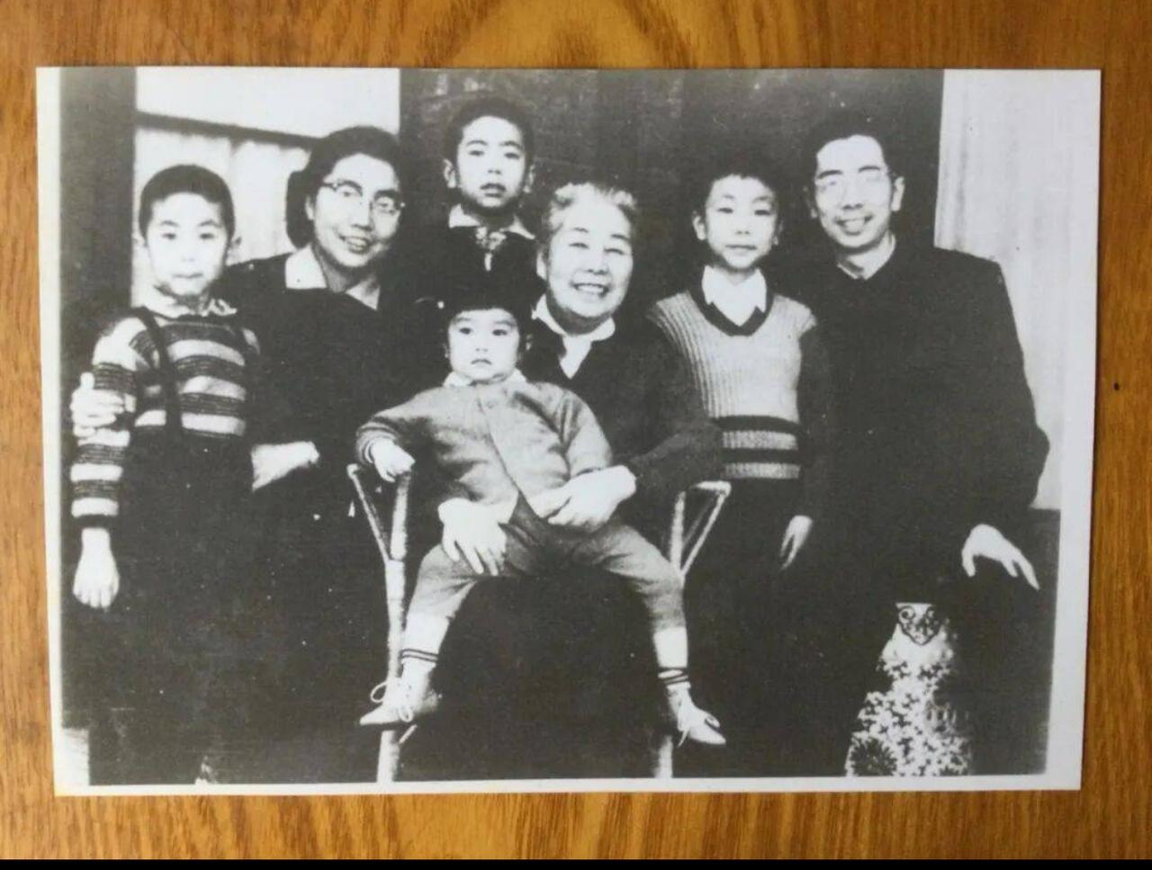 1964年，鲁迅家族难得的三代同堂留影。许广平抱着年幼的孙子，儿孙满堂，温馨幸福