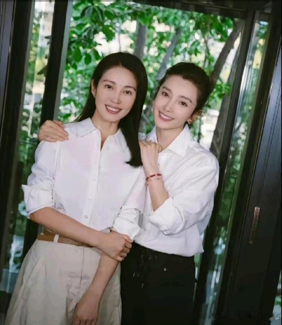 李冰冰和妹妹合照，这脸简直一模一样啊 