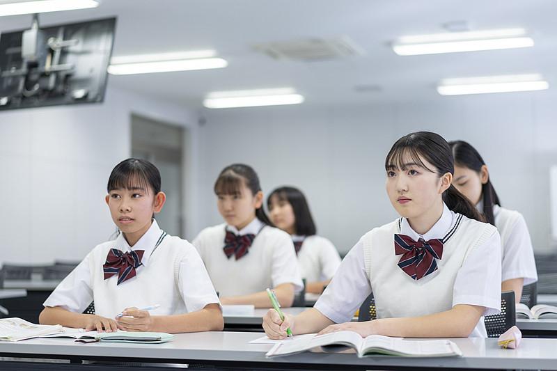 宁做鸡头不做凤尾。

高考中考结束以后，家长和孩子又开始忙上了。

高考择校的范