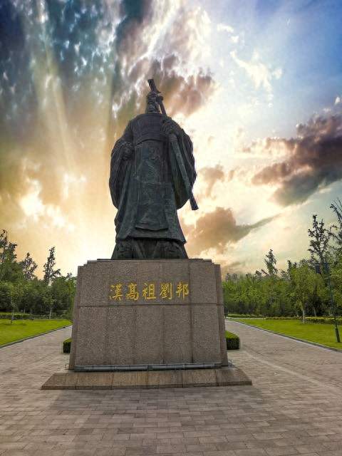 汉高祖刘邦：四十岁还在混日子的“老流氓”，凭啥三年就当了皇帝