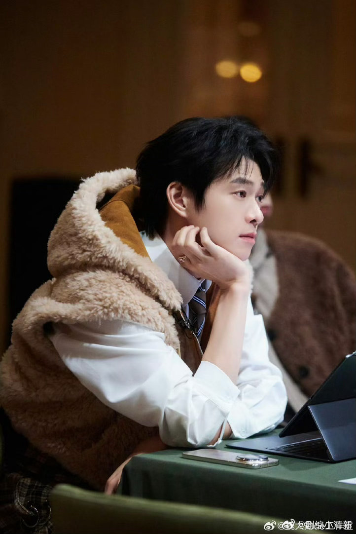 魏大勋这手是真欠周五晚高疯 柯洁可能到现在都没想明白，那巴掌到底是谁打的。魏大勋