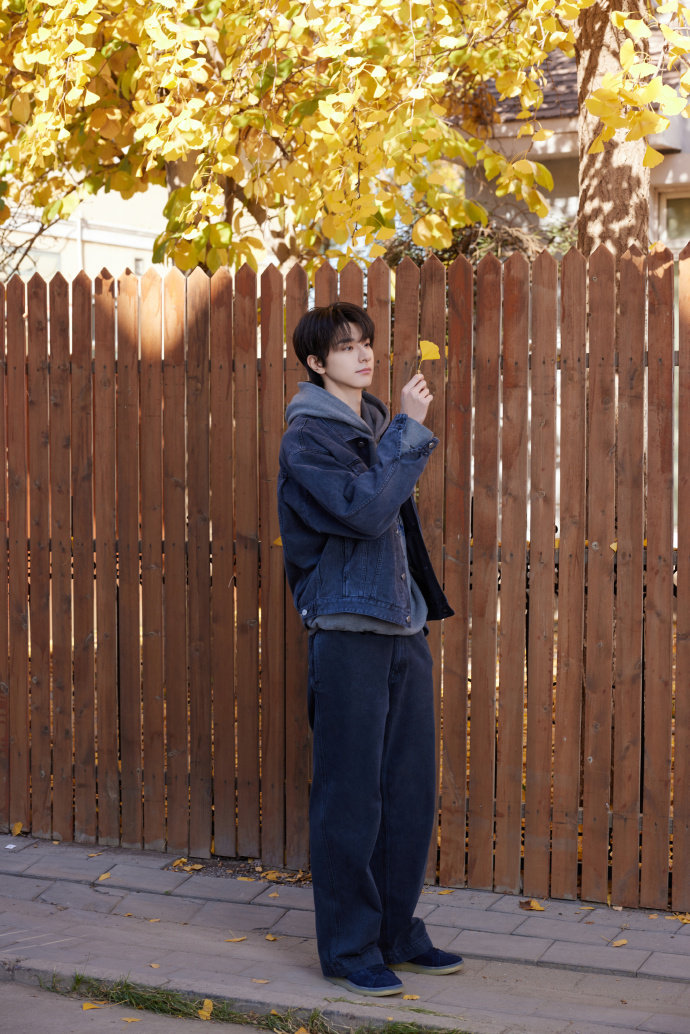 林一秋日牛仔look   林一正脸VS侧颜  林一正脸VS侧颜，秋日牛仔look