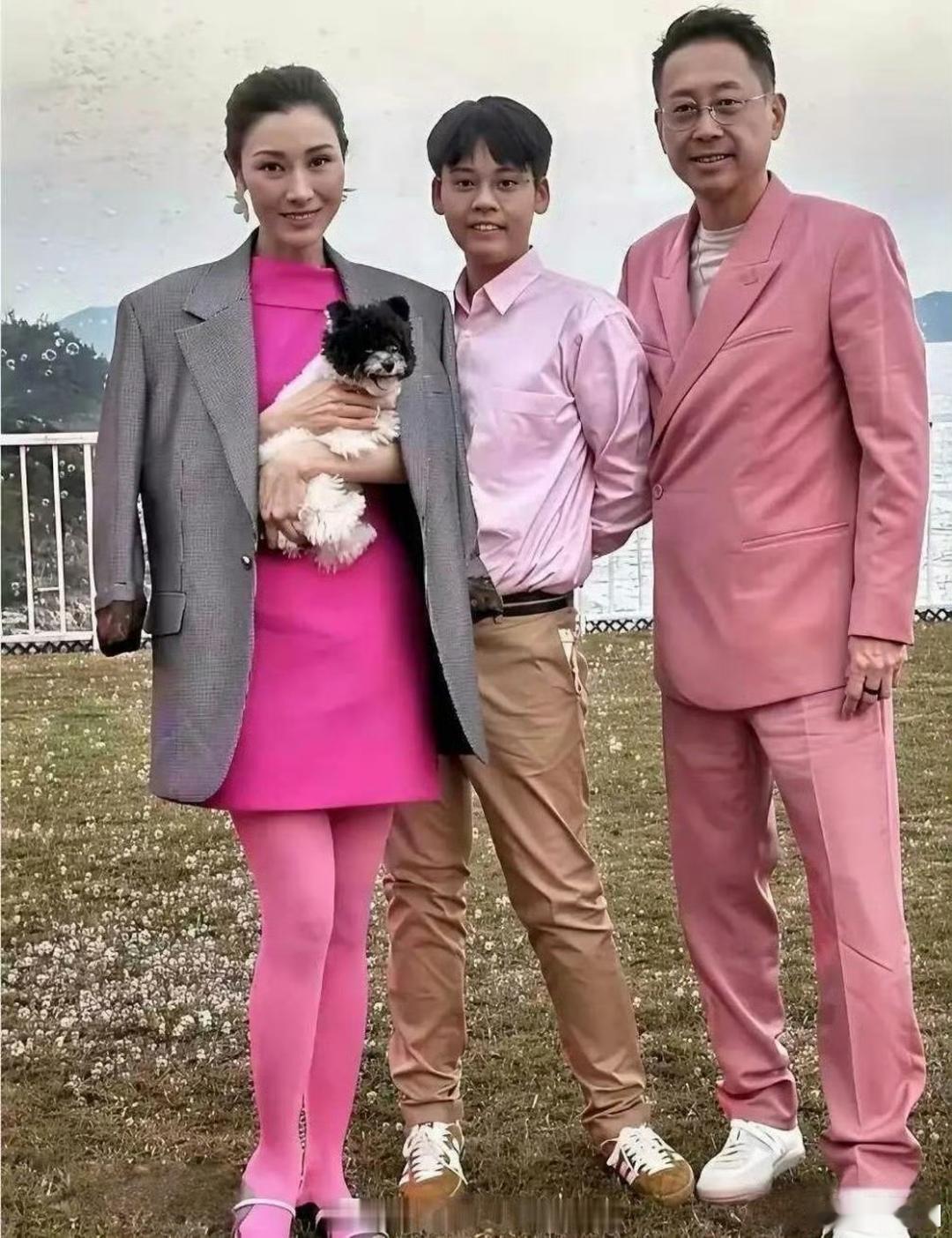 李嘉欣一家三口同框，这颜值断层也太离谱了吧… 