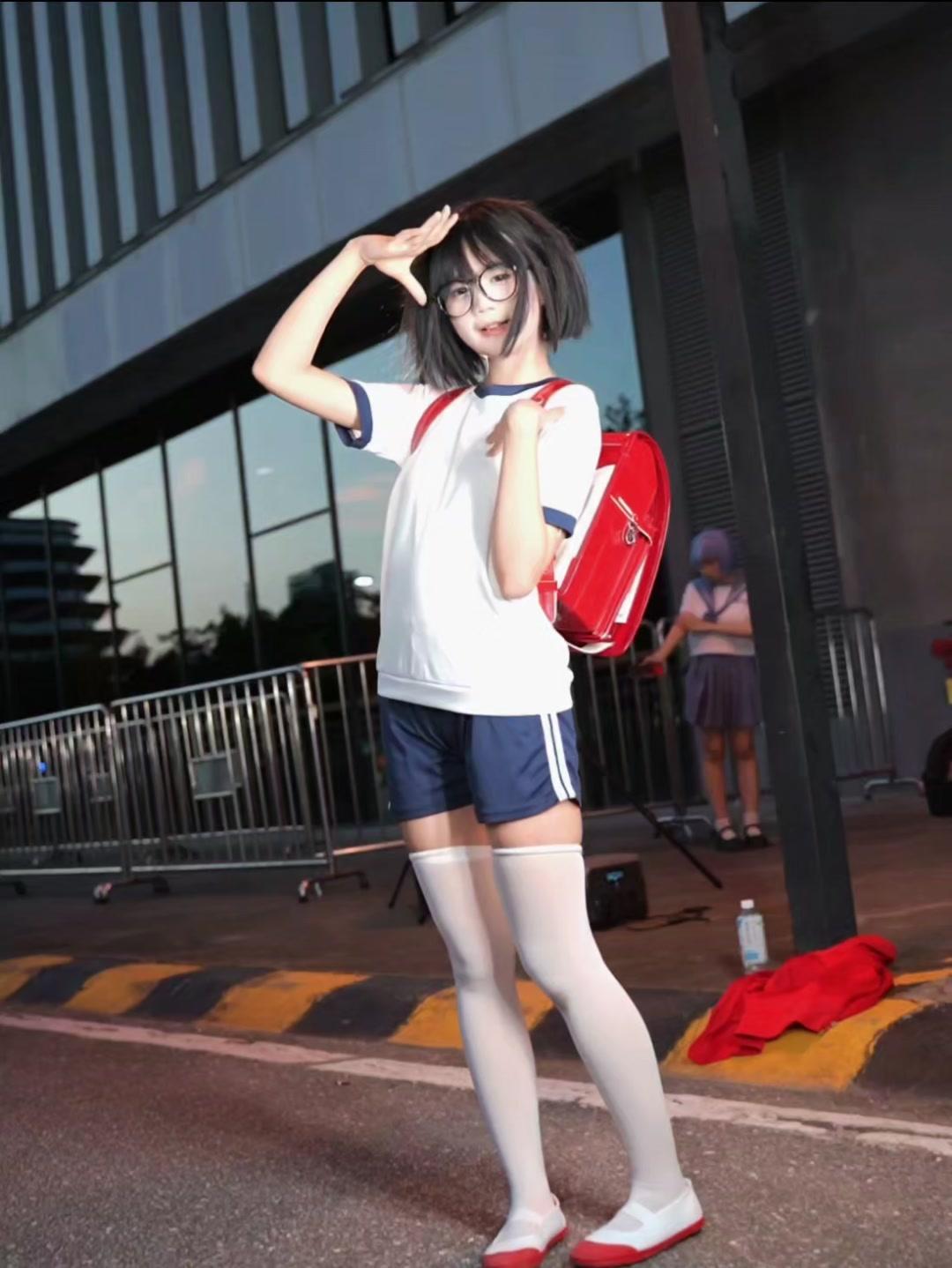 学院风漫展穿搭灵感✨。今天在漫展穿了JK格裙，搭配白色衬衫和领结，秒变...