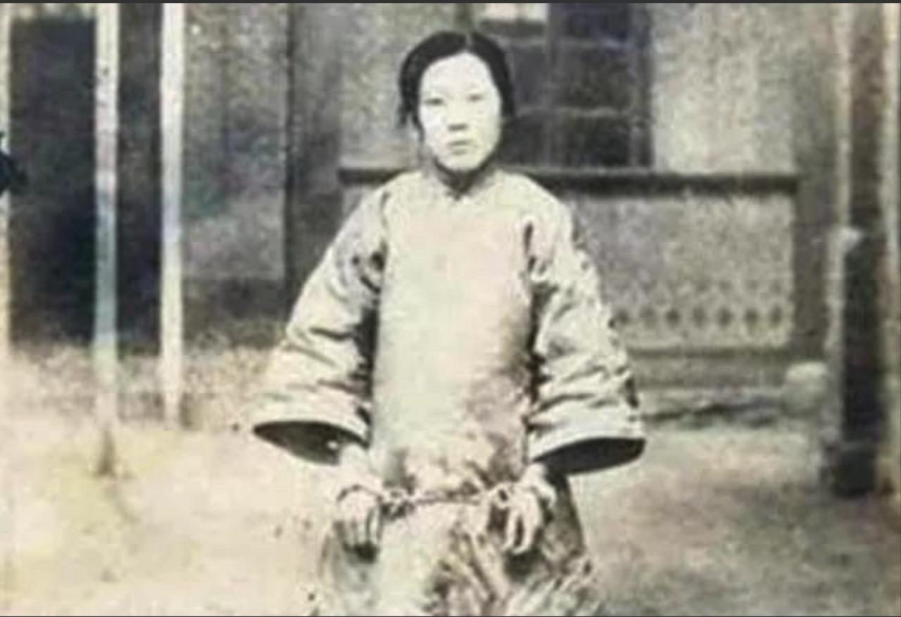 1925年，24岁青楼女子张素贞正在接客，刚要宽衣解带，冰冷枪口却抵住了她的头，