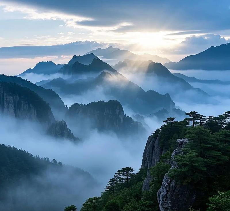 上联：龙吟千江水；
下联：虎啸万壑山。
