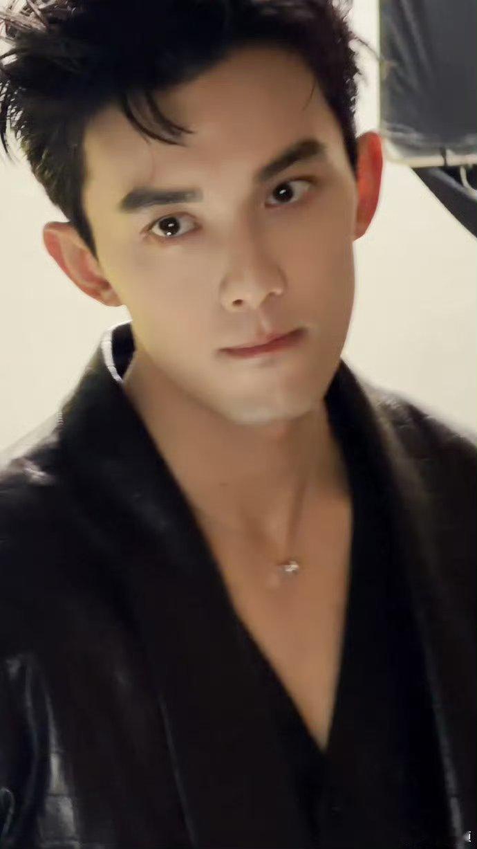 吴磊少年感的daddy吴磊这张太绝了！少年感未退，爹系气场已拉满。又野又苏的反差