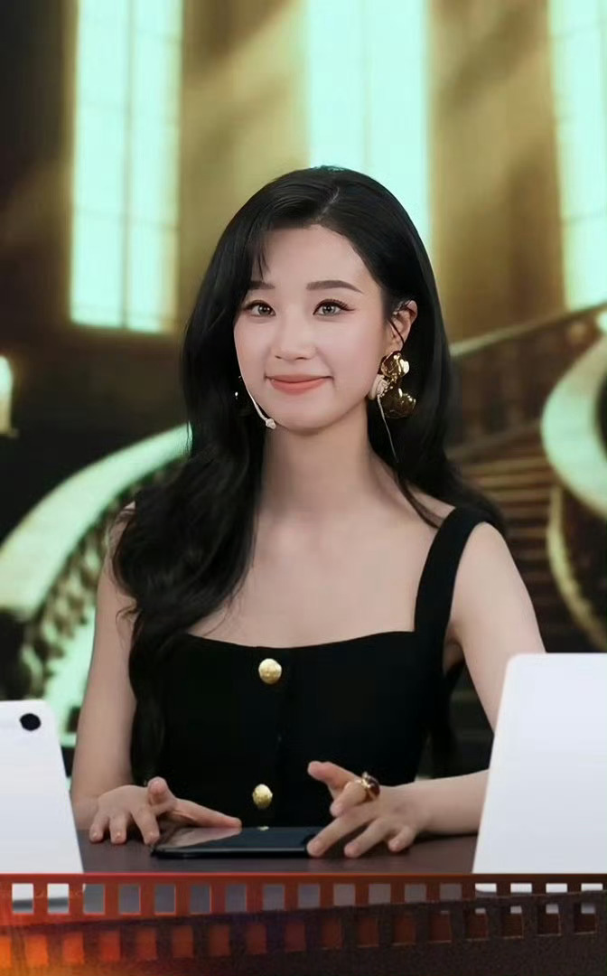 王小亿剧里大女主剧外carry全场一秒切换御姐与俏皮模样，直播兑现承诺，发现差价