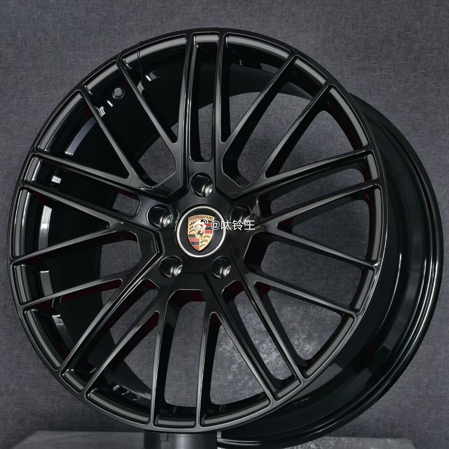 “生动，比漂亮更重要。”TLFW 𝐅𝐎𝐑𝐆𝐄𝐃 保时捷个性化私人高端