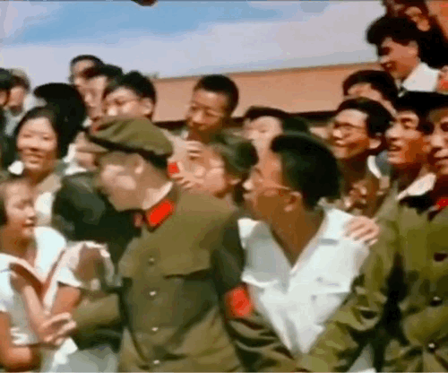 当年群众见到领袖的场面格外热烈，四面八方赶来的人们簇拥在一起，少先队员们也满心欢