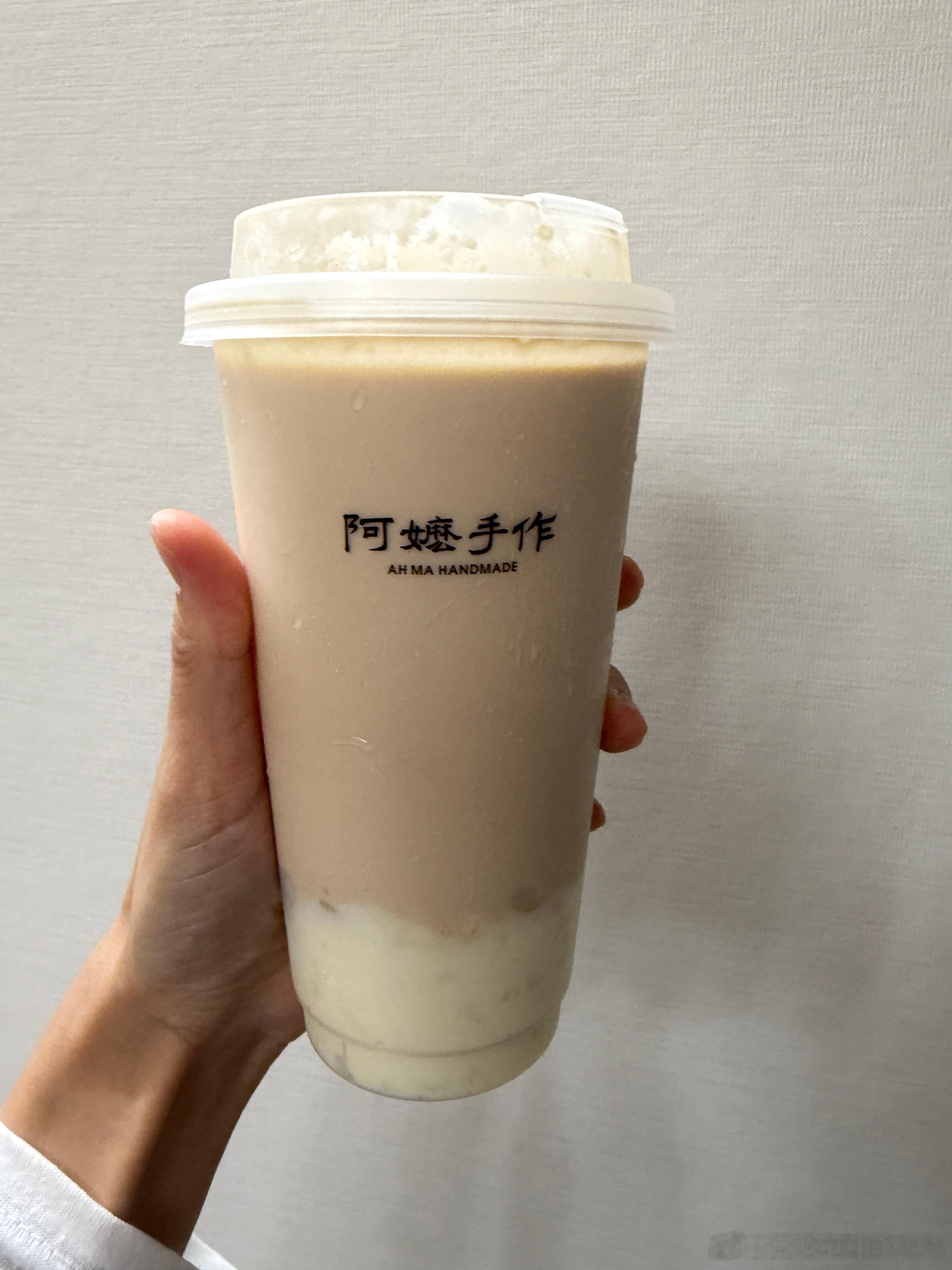 不爱喝奶茶的我还是点了杯奶茶来喝，秋天里的第一杯奶茶也是要参与一下的。