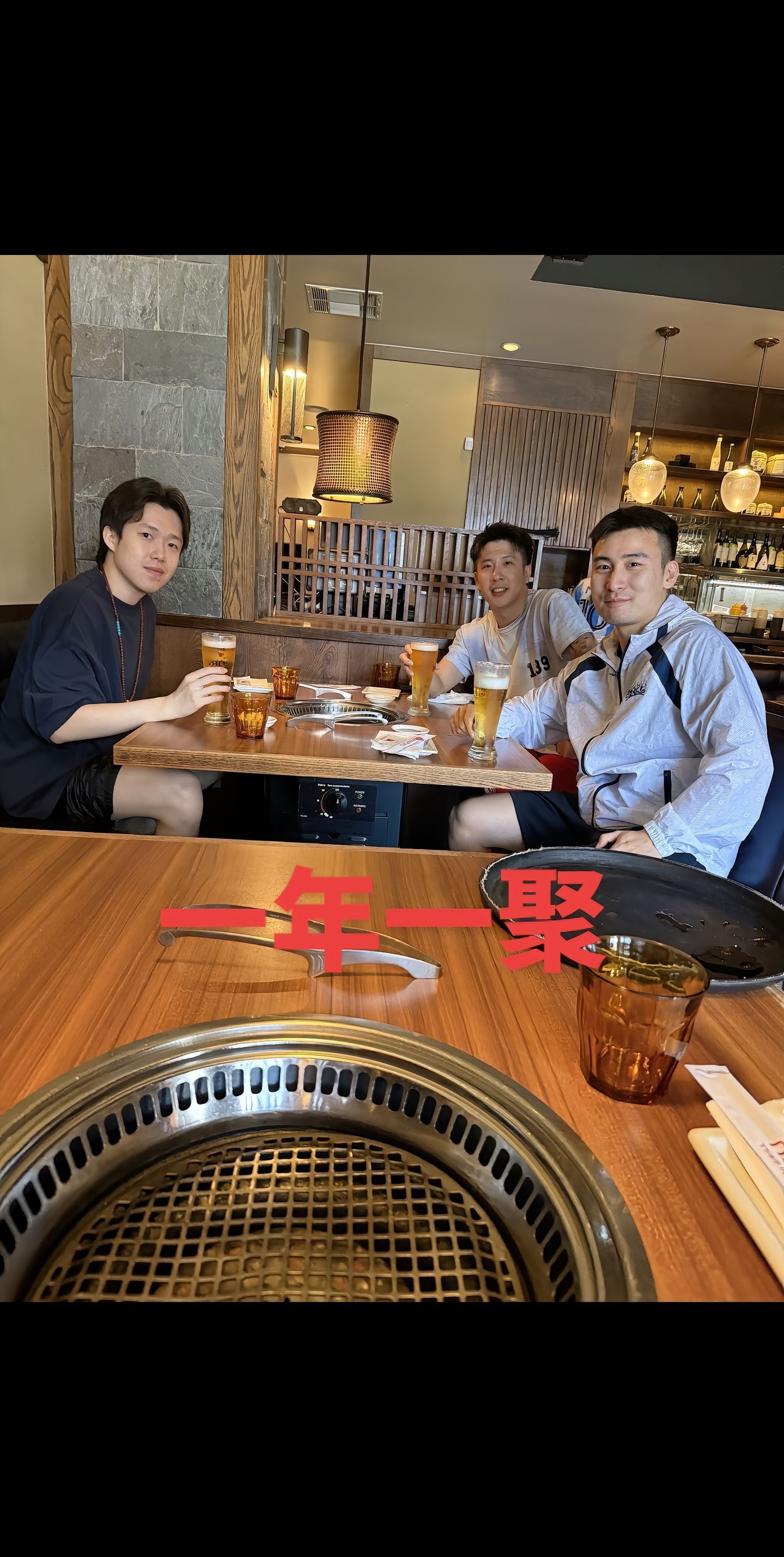 张向晶:和王楚钦牛冠凯的一年一聚，一路平安，继续加油👏😜😜 
