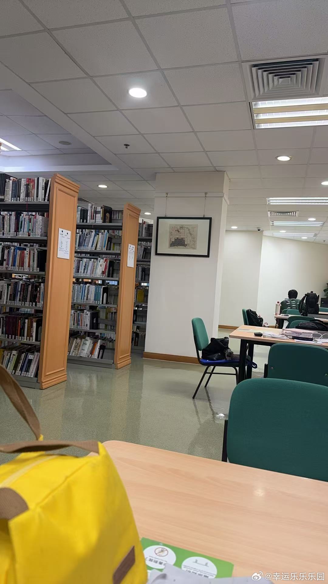 昨晚下班回家的路上，一姐们发了张照片给我，说她已经吃完晚饭，去图书馆学习了。我笑