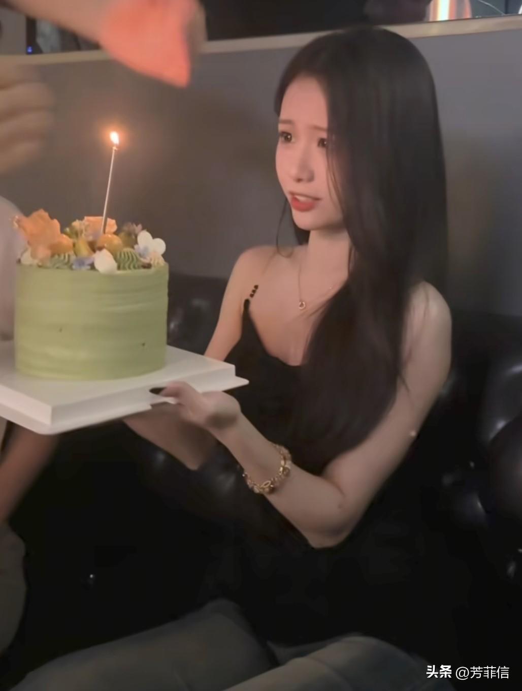 李思潼应该很难大火了，明明拍了一堆杂志接了不少商务，但王晓慧一有新动向，风头就被