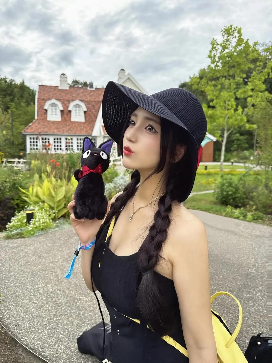 被说戴上黑帽子的话很像太荒地的魔女了，笑