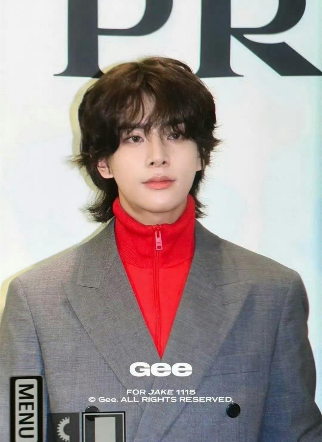 哦豁朱志鑫跟沈载伦两个人在活动上撞衫了~都是红色的内搭啊，撞衫不可怕啊，就是看谁