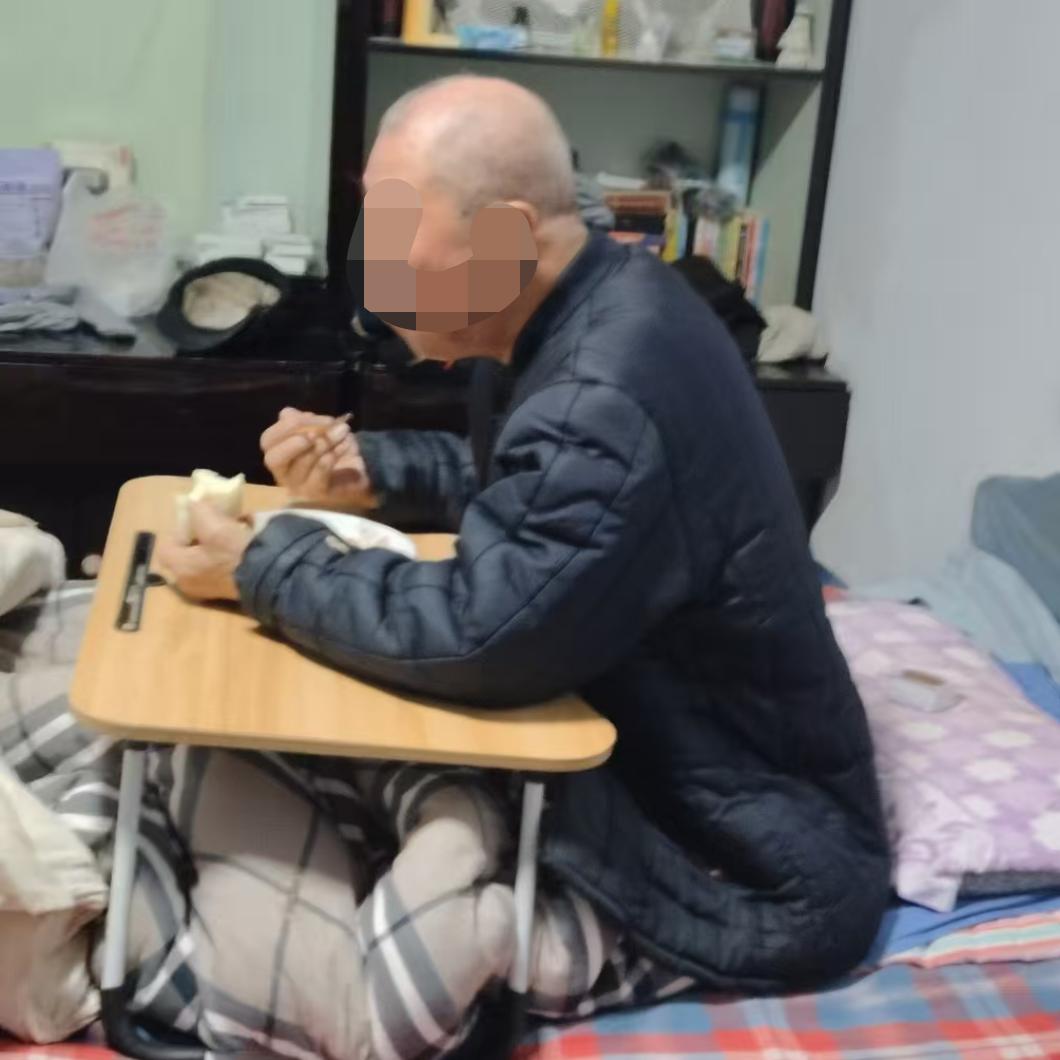 他推开红包的那一刻，

我们才懂，春节不是钱的事，

是他在教我们怎么好好告别。