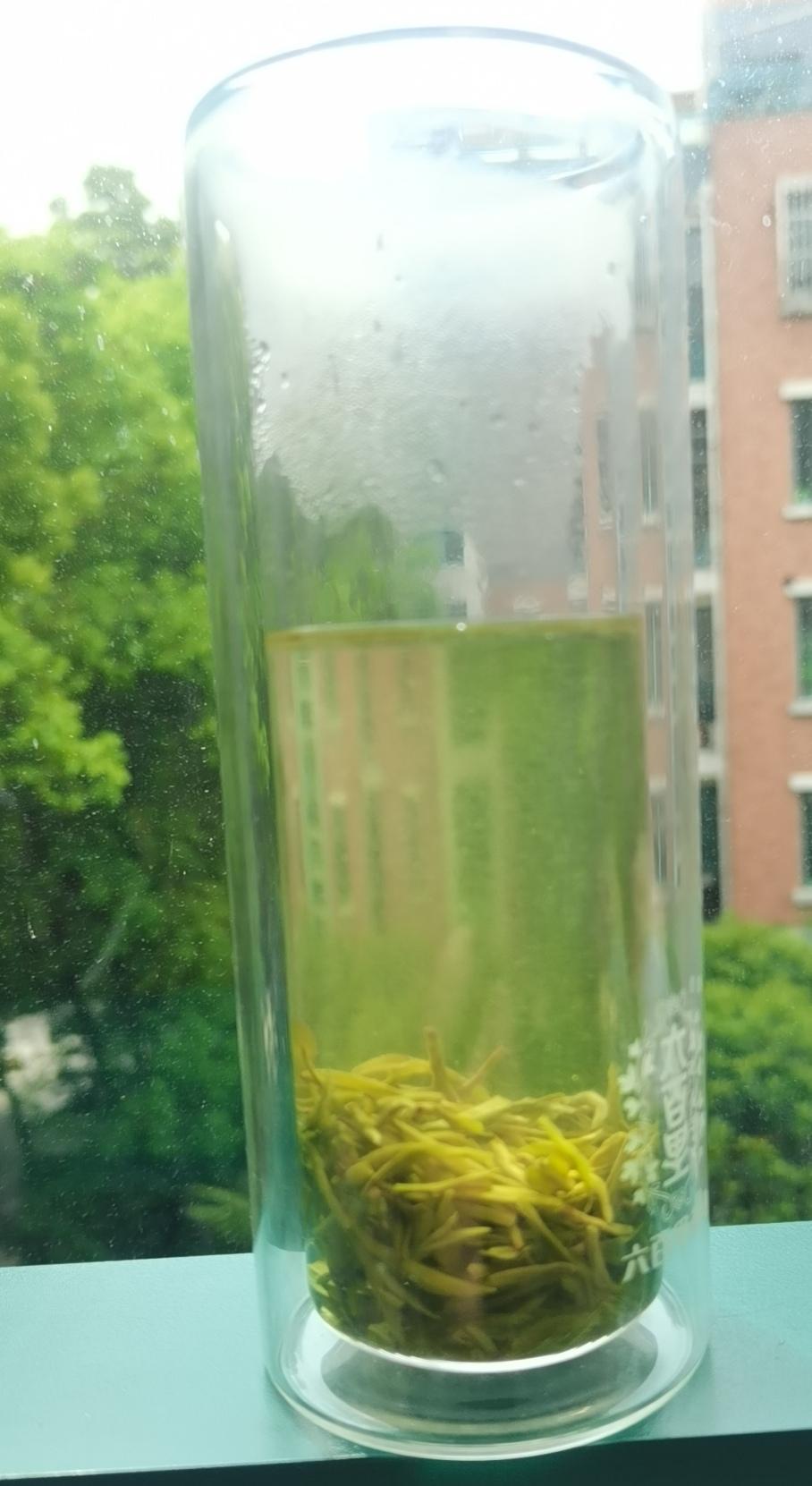 春天里的第一口鲜

好多年前喝过一次碧螺春茶，记得当时口齿间留下的滋味一般般，心