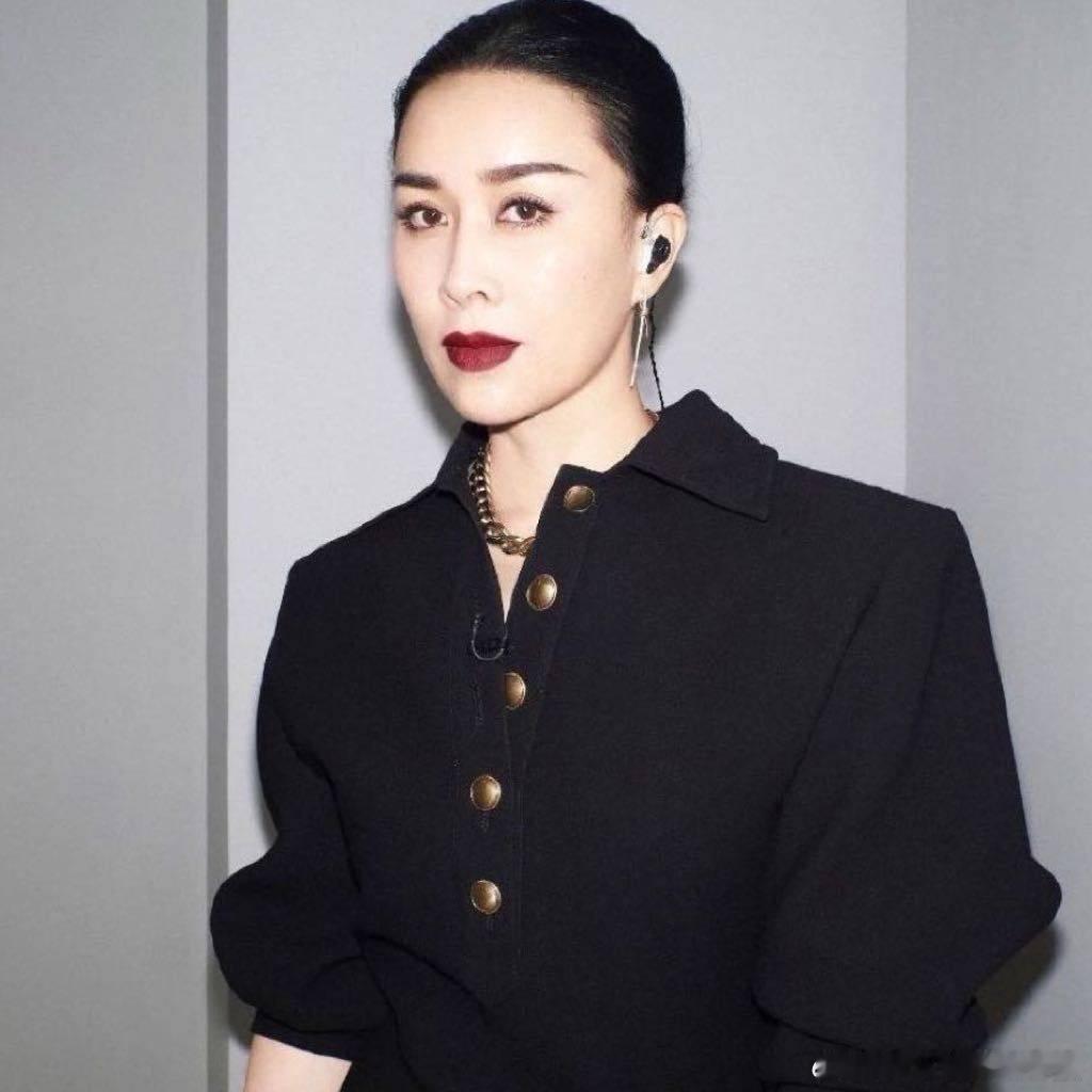 内娱活人浓度超标！汪苏泷《声生不息》聊那英直播“魔童”行为，心疼何老师被“拿捏”