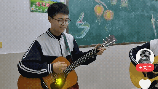 对70、80后来说，看到这一幕是不是五味杂陈？

两个高中生在教室里快乐的弹奏着