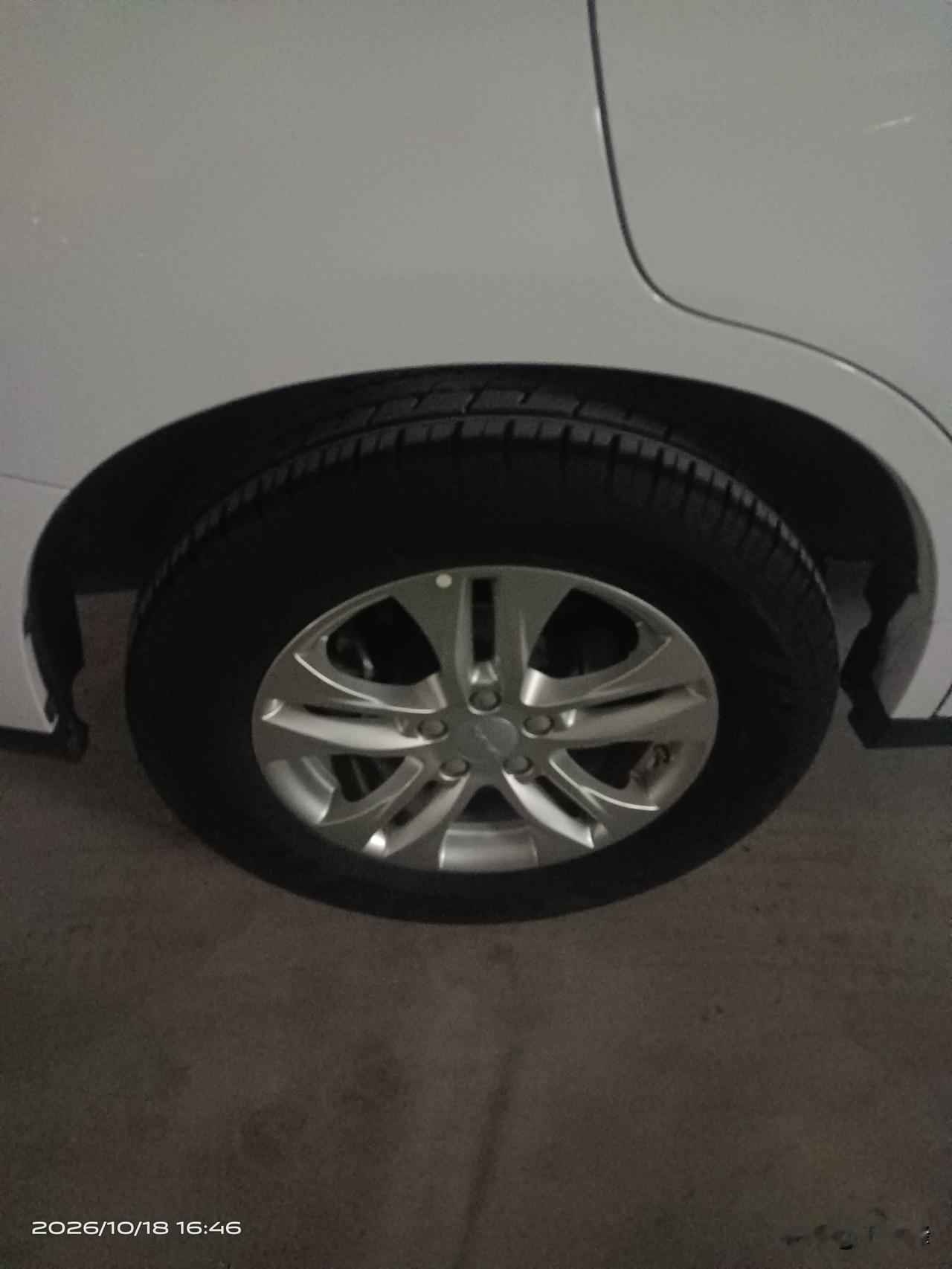 当过兵开车留下的老习惯，不管开公车还是私车，出车、收车都要绕车检查一圈。
昨天下