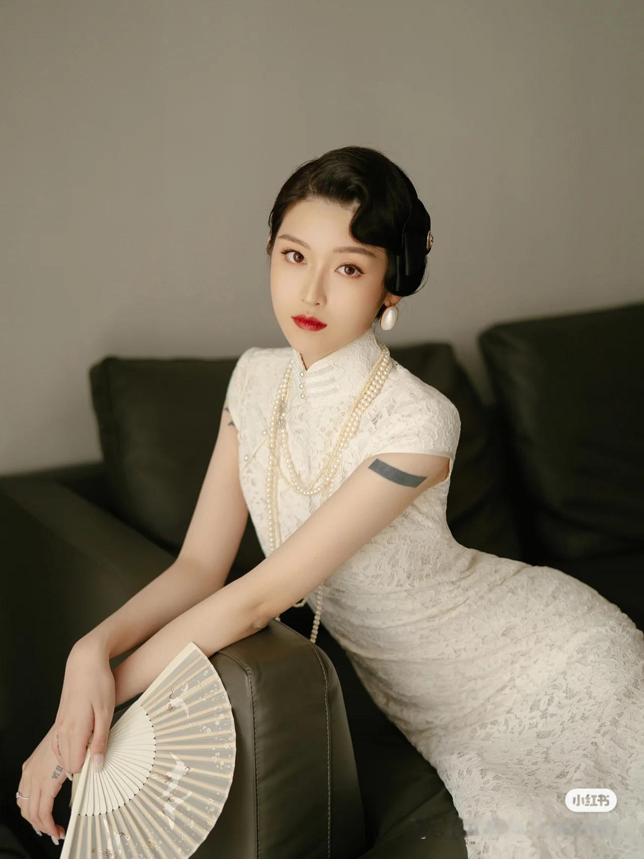 这姑娘打扮得真复古优雅。