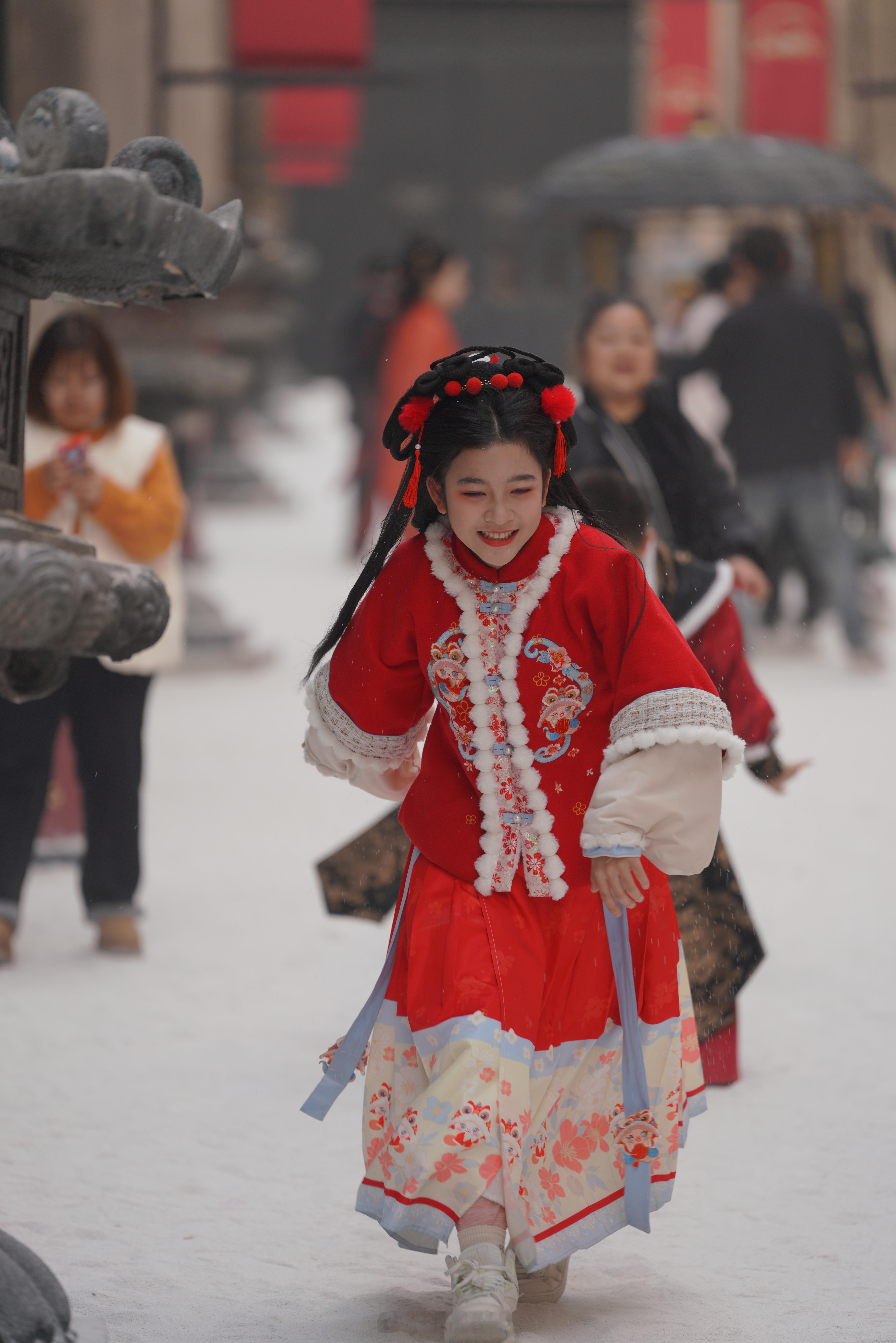嬉雪  地点：横店-秦王宫-雪沙走廊相机：Sony A7R3镜头：Fe 70-2