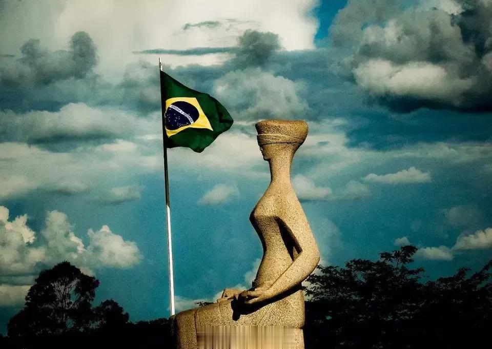 有网友分析日本人百年后的归宿1、核污染废水排海，日本自己也不吃海鲜了，作为一个岛