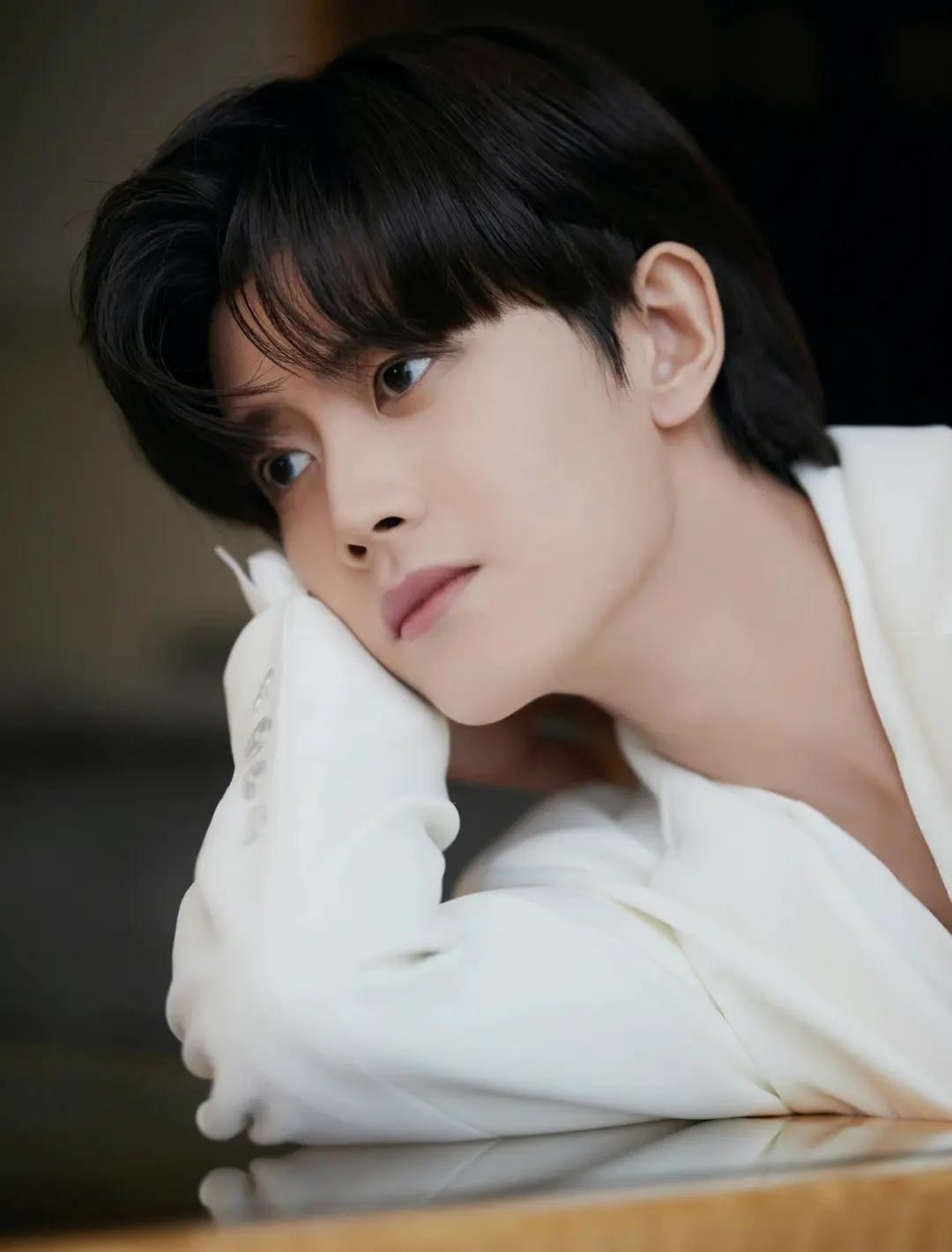 娱乐圈有魅力的明星
[熊猫]张艺兴 - 1991年
[熊猫]杨洋 - 1991年