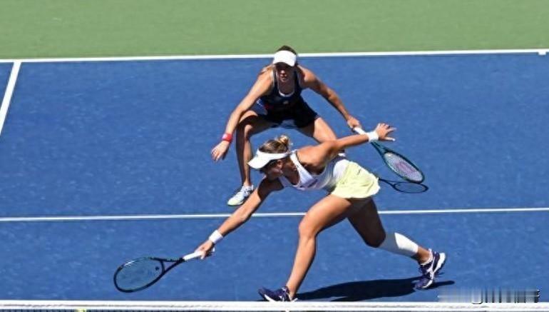 WTA年终总决赛再传劲爆消息！二号种子强势晋级决赛，美国名将遗憾出局。
北京时间