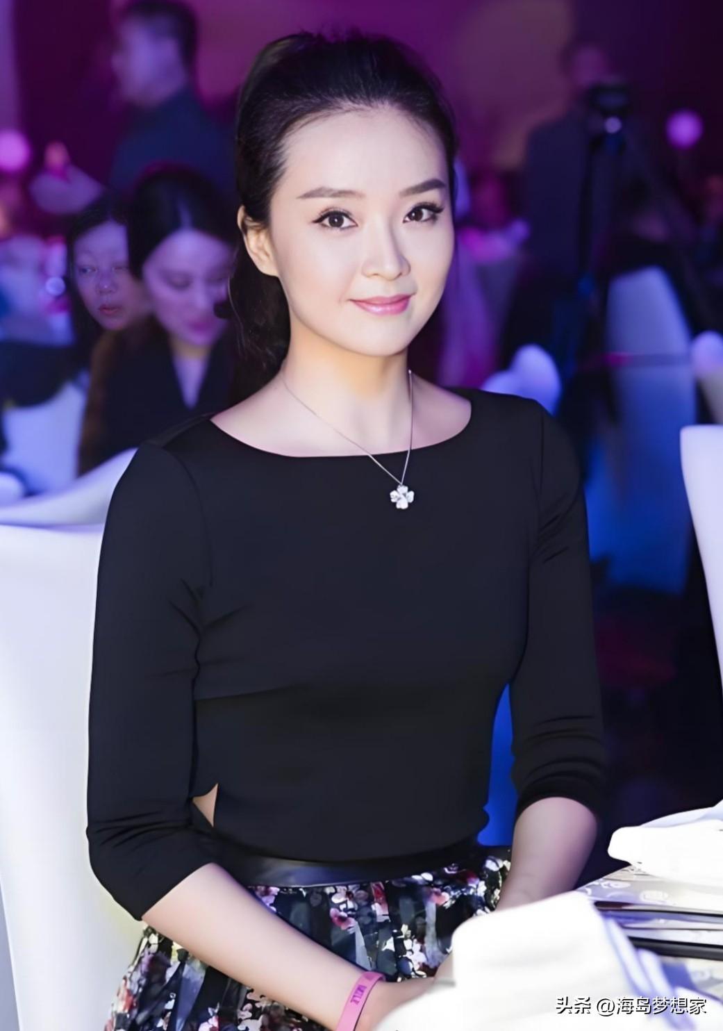王艳早年是铁路文工团古典舞演员，凭一身温婉清雅的气质被琼瑶相中，接连参演《梅花烙