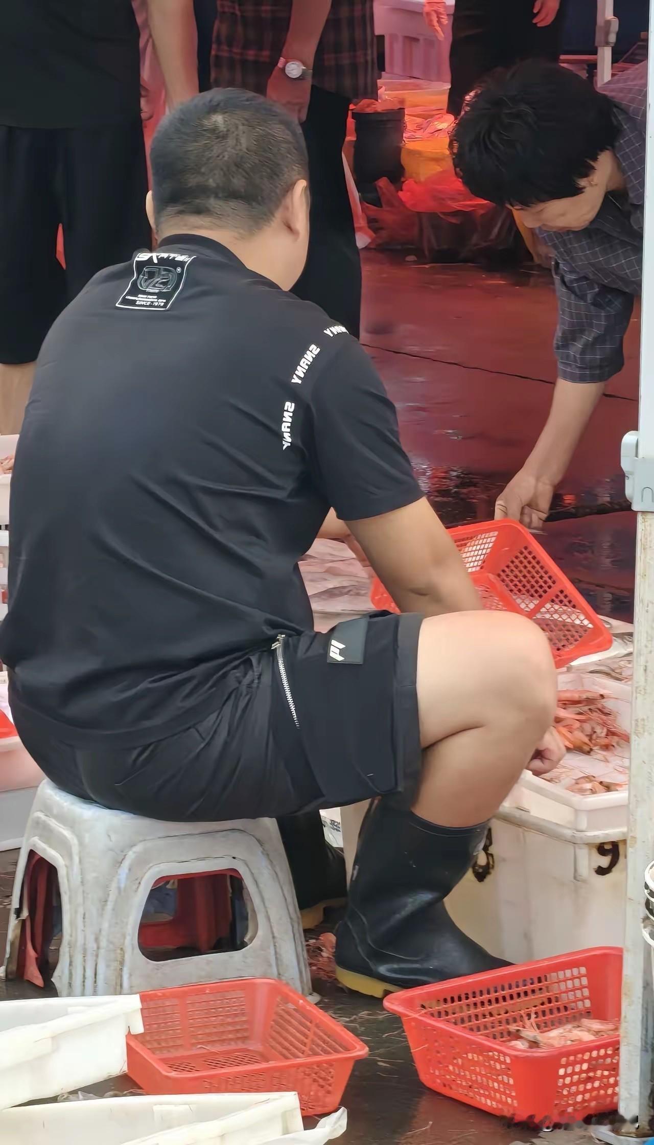 卖菜大哥人长得帅，又热情大方[赞]