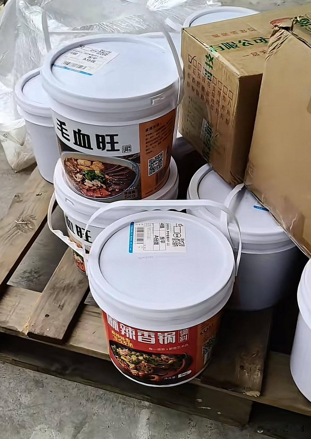 今天路过一个饭店门口，发现门口堆满了很多大桶调味料，连毛血旺都有专门的调料，我以