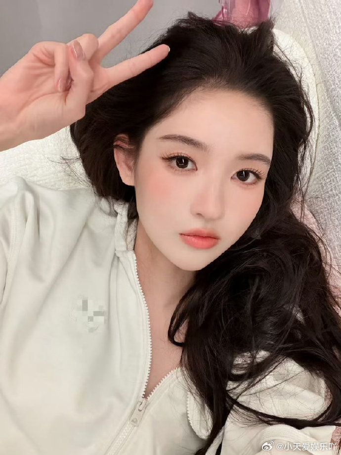 王玉雯做下午茶王玉雯给员工做下午茶不止演技亮眼，私下里的王玉雯也格外暖心。空闲时