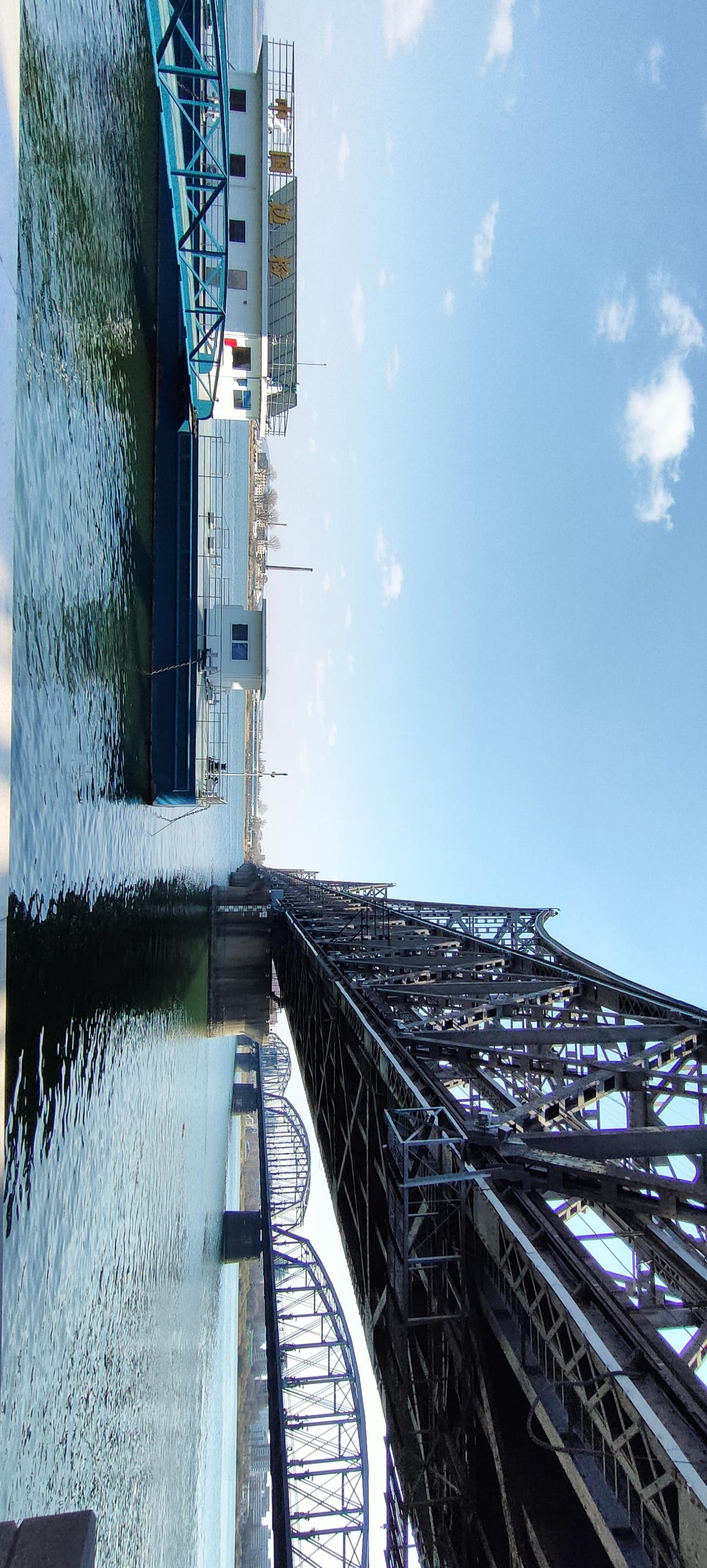 “铁桥横跨碧水，工业风韵尽显”🚢🌊🔧