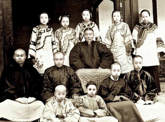 1901年，李鸿章死时，留给子孙无数家产，没想到，52年后，他的孙子竟活活饿死，