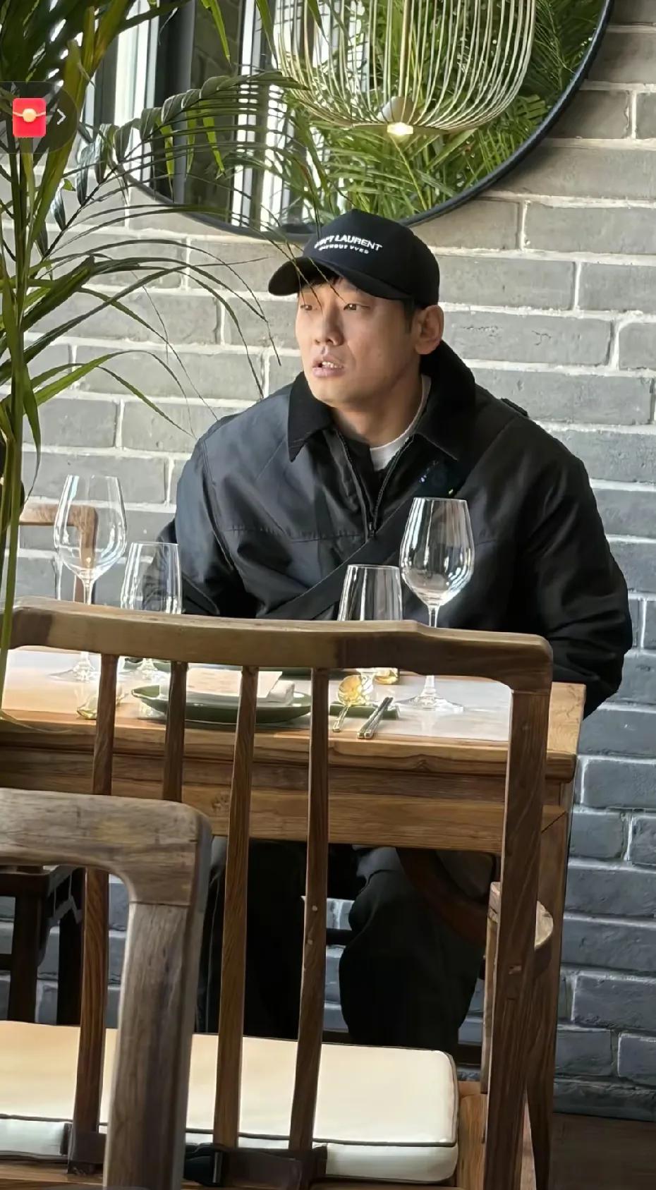 今年的杀猪菜很火，他是谁有认识的嘛，一个吃货的网红，在北京吃烤鸭时遇到了一位长沙