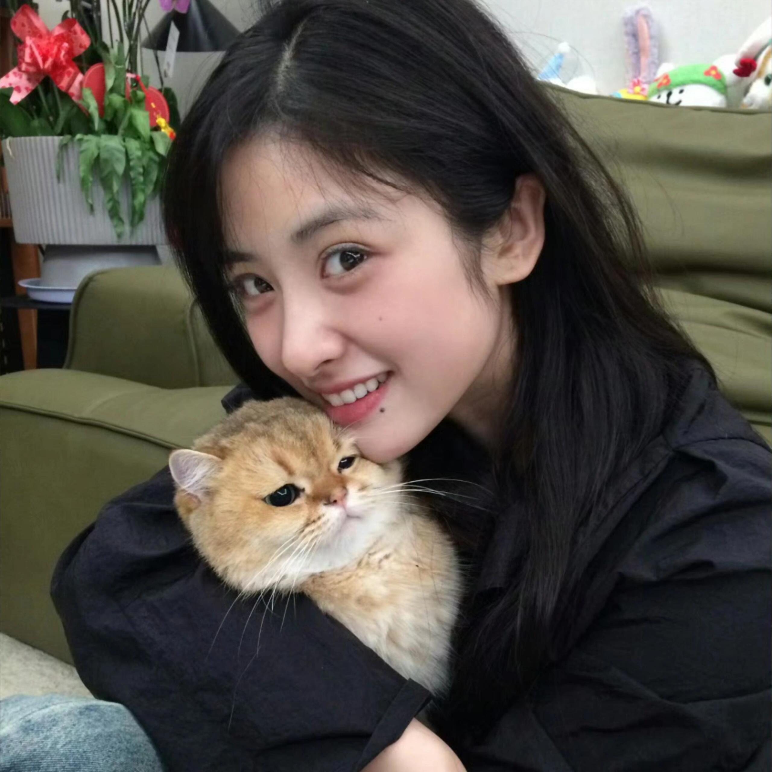 被低估的美貌𝐖𝐞𝐂𝐡𝐚𝐭头像｜沈月｜无水印 | 女明星头像｜审美积累
