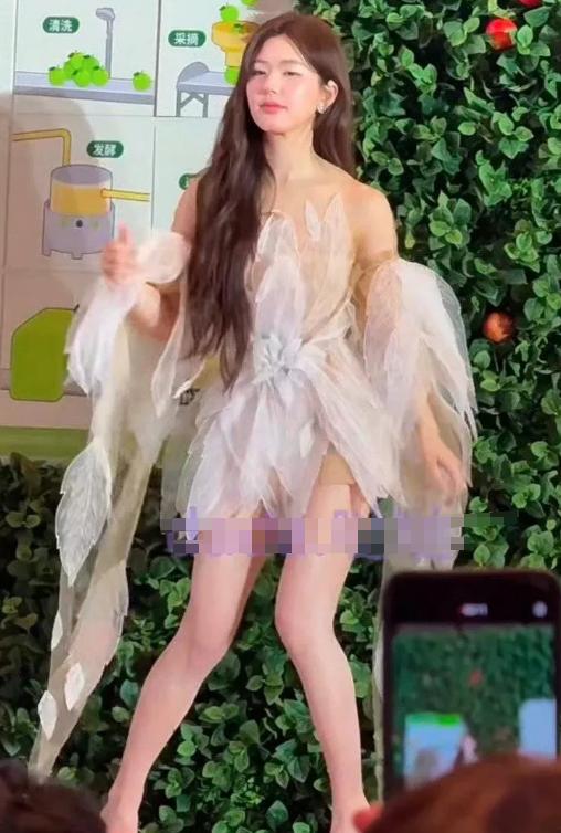 真怀念以前那个赵露思，曾经的她长得是那么的甜美可爱。[心]

但最近现身不仅面像