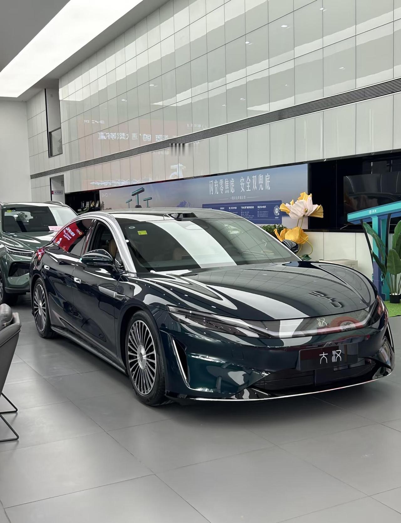 玉林首台大汉EV！将于10.13上市！
坐等10.13上市｜比亚迪大汉车身尺寸来