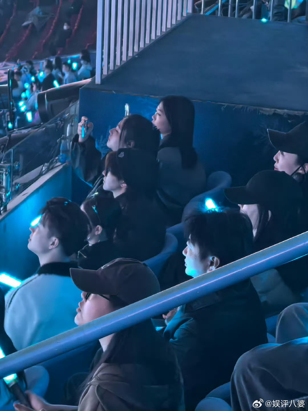 网友偶遇歌手导演在张杰演唱会内行看门道果然不一样!《歌手》监制洪啸亲自打卡张杰鸟