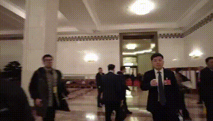 何小鹏以非凡魄力，硬核发声！直面国际现状，自信宣告中国自动驾驶领先全球，尽显科技