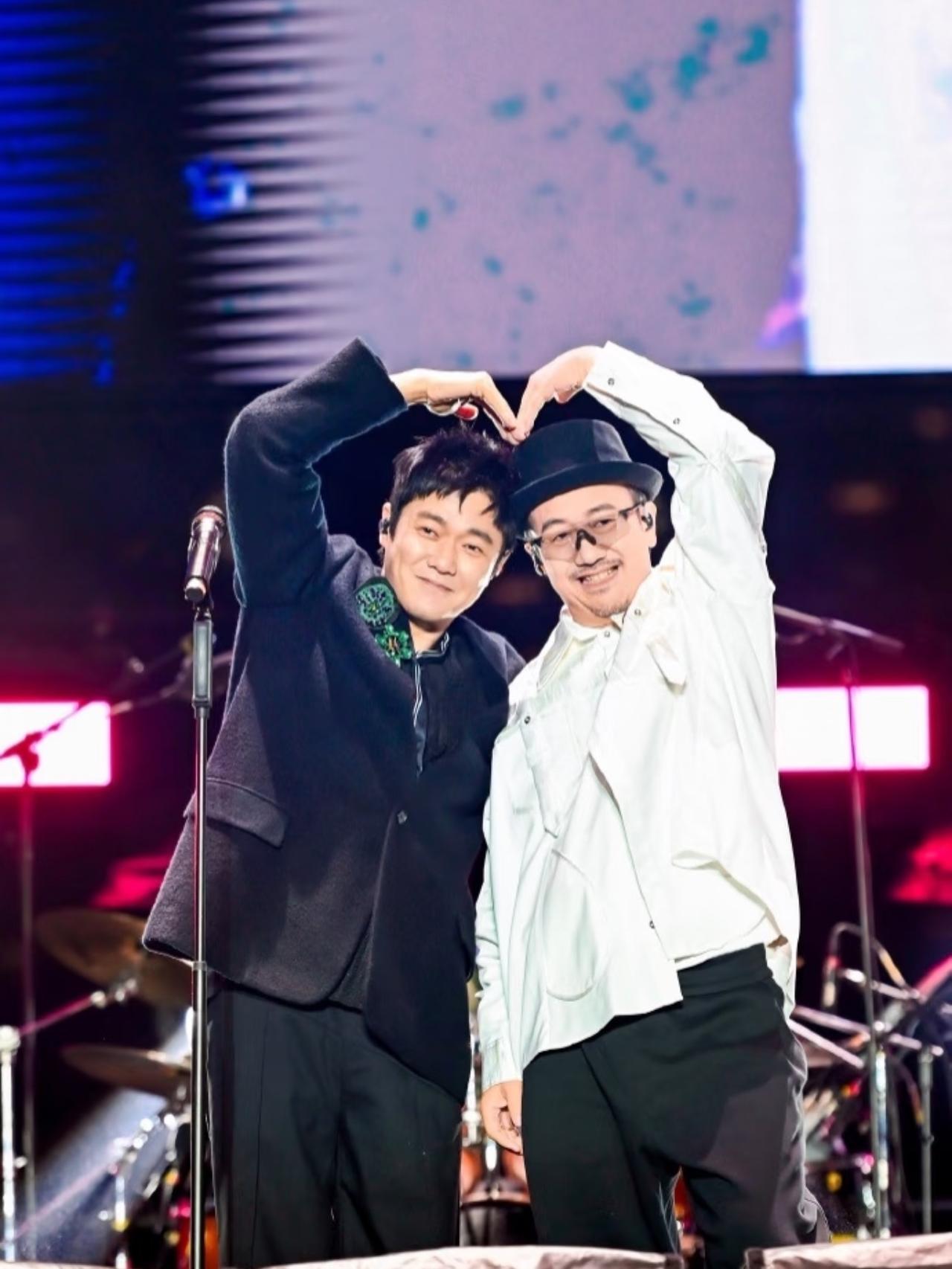 我敢断言，
今年跨年晚会最大赢家非东方卫视莫属！
不是靠肖战撑场，而是凭
“真唱