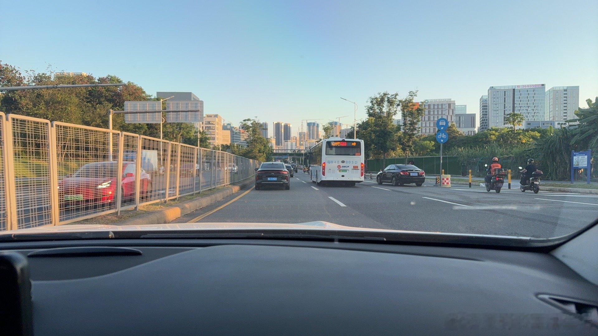 对了，拿驾照快三年了我还没有学会开车……今天又鼓起勇气把车开出来，从车位挪出来就