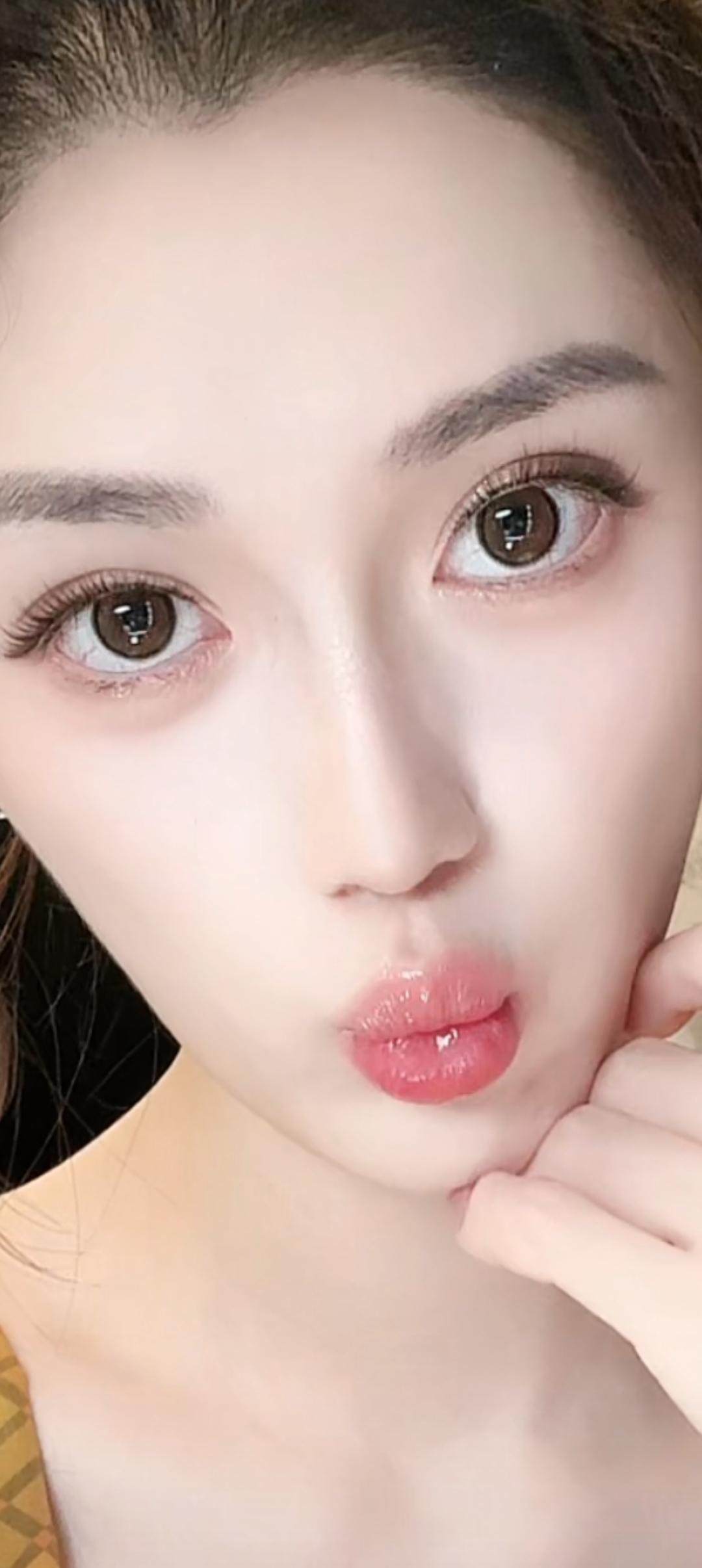 这姑娘眼睛好大好漂亮！