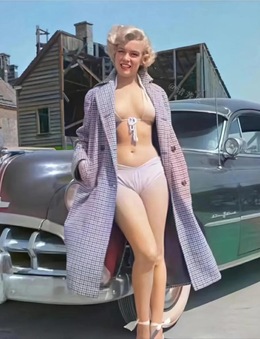 [中国赞]1951年，25岁的玛丽莲·梦露在好莱坞的摄影棚外拍下了这张惊艳的照片