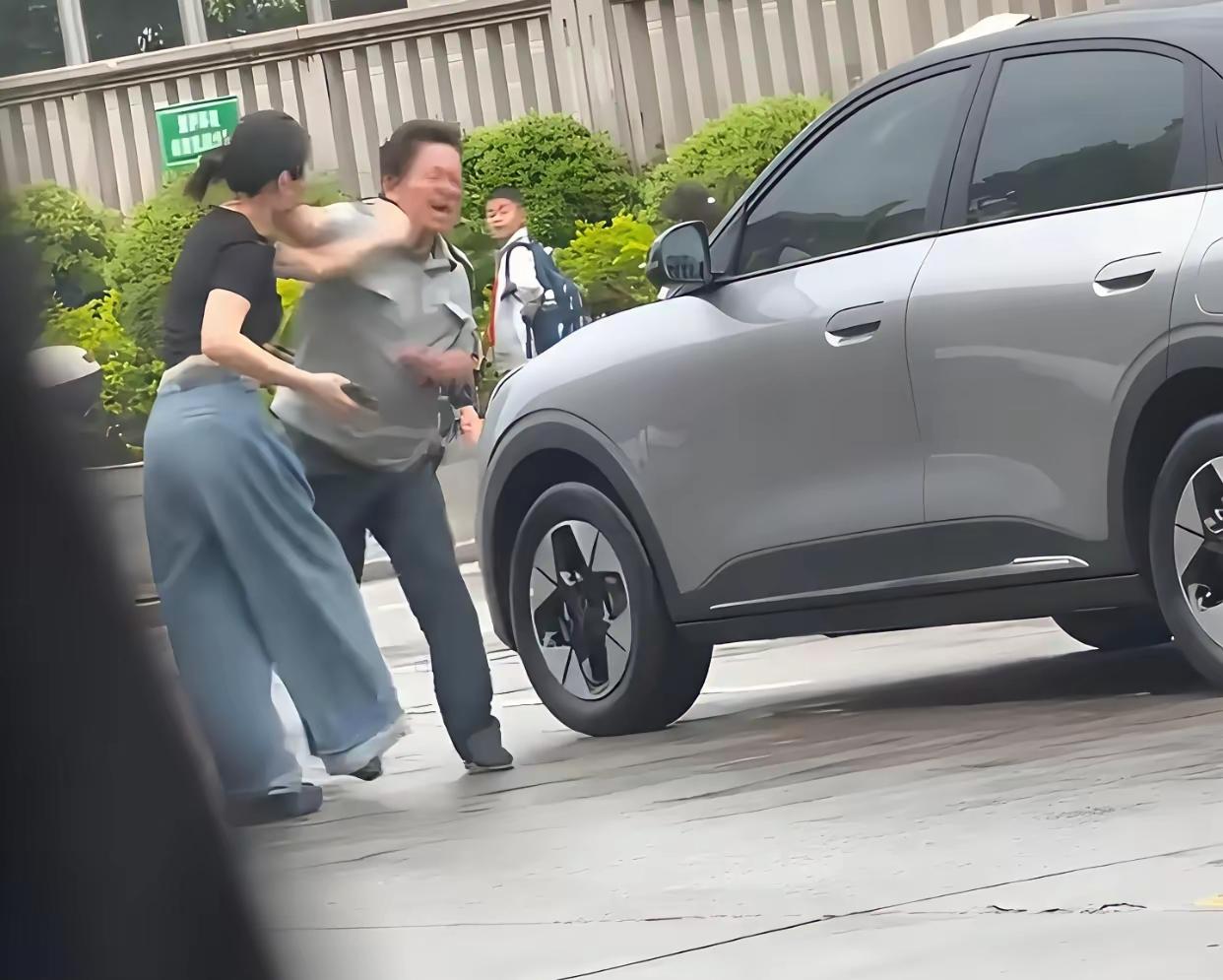 保安不像保安，家长不像家长，男人不像男人，女人不像女人，这个社会到底是怎么了？