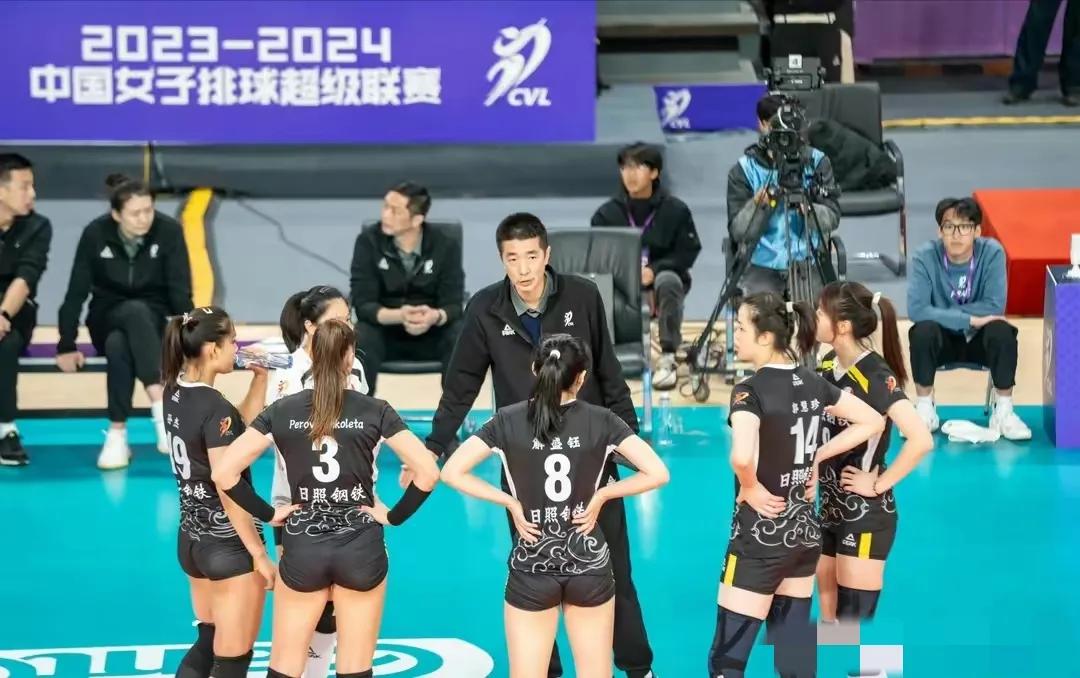 安家杰也没想到啊，江苏山东皆以0：3完败上海北京，太意外了！
1、江苏女排竟然0