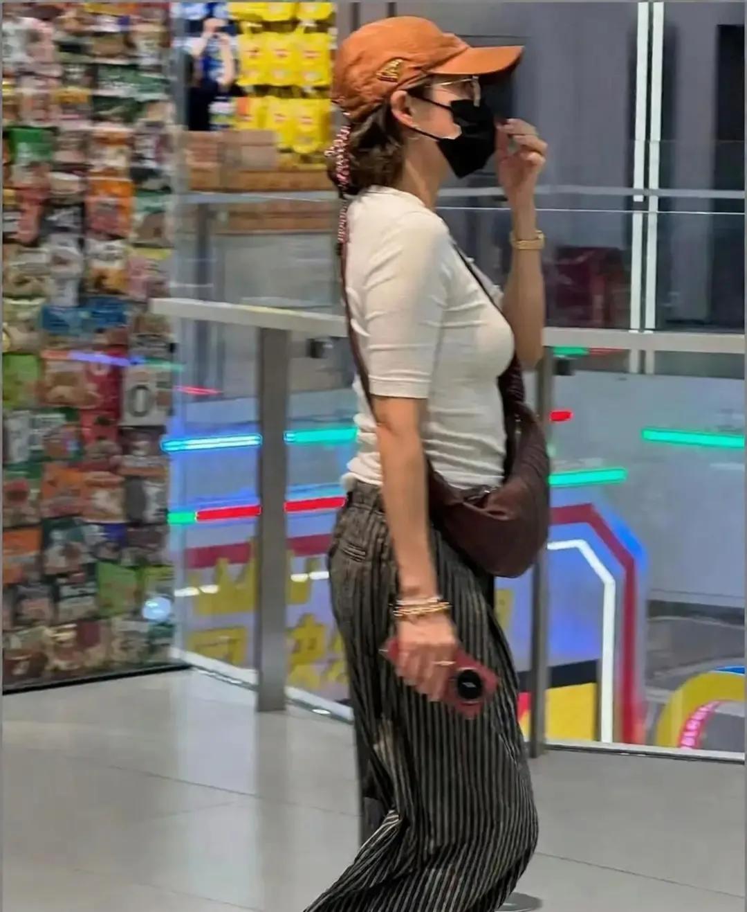 章子怡在长沙逛零食店，被偶遇了。
不是红毯，不是片场。
一天去了三次，就为逛零食
