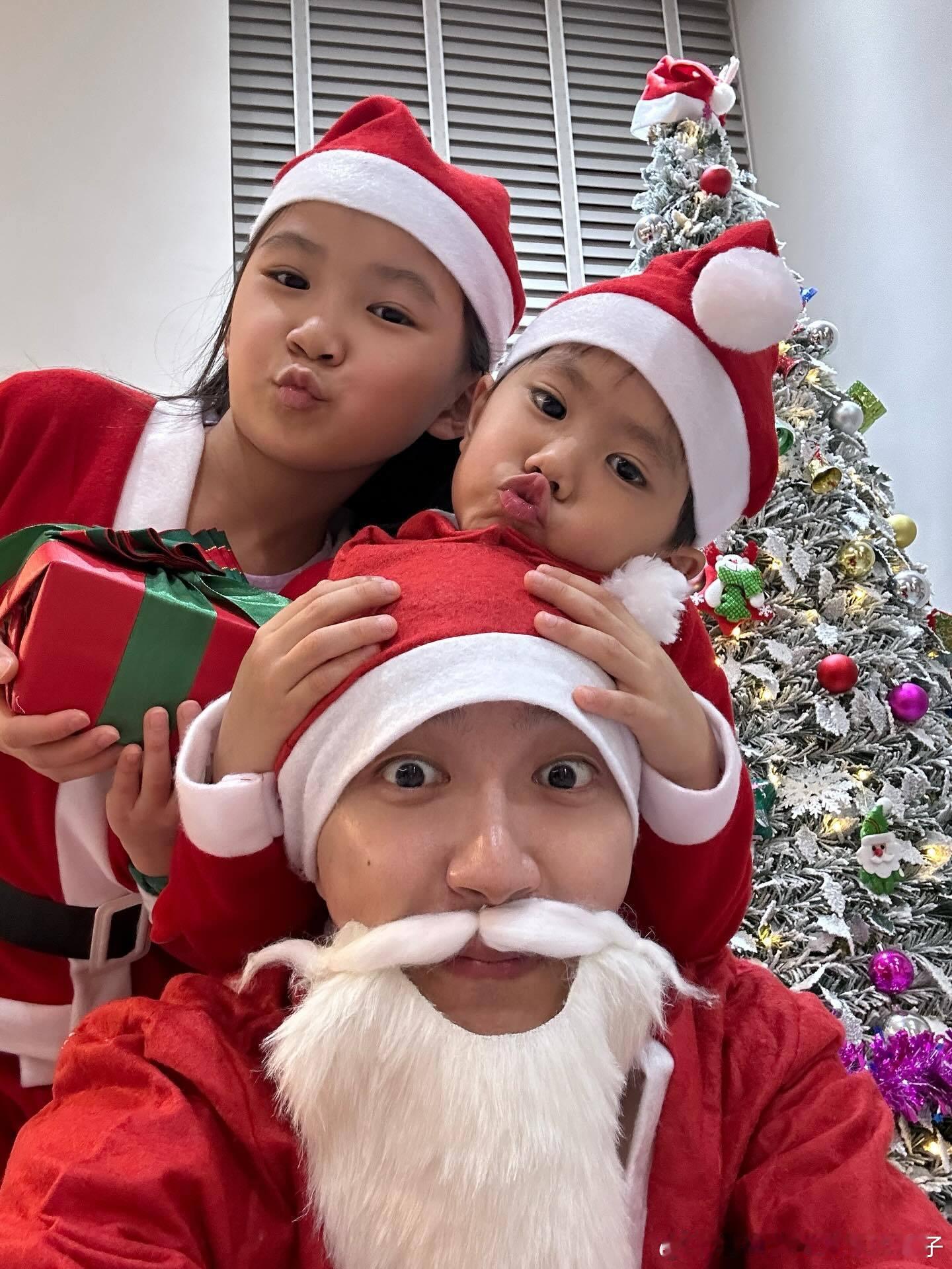 江宏杰和孩子们一起度过圣诞🎄 